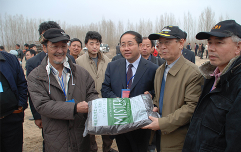 2007年4月中央統(tǒng)戰(zhàn)部副部長胡德平等領導在東達生態(tài)建設基地考察