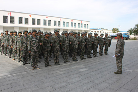 集團民兵應(yīng)急獨立連參加達旗人武部組織的驗收操演