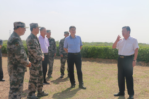 中國(guó)人民解放軍內(nèi)蒙軍區(qū)政委王炳躍來風(fēng)水梁考察